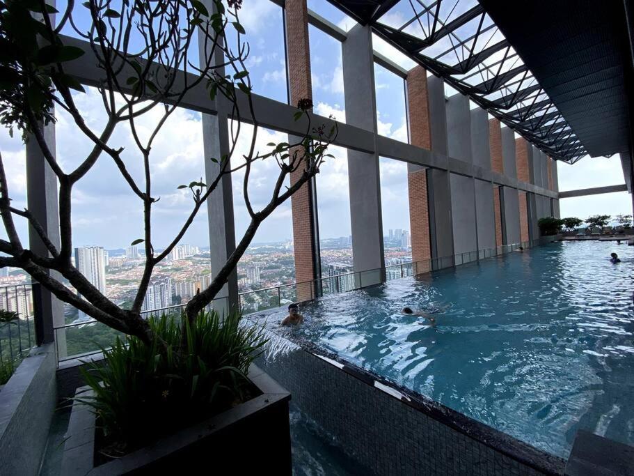 Stylish Near Mid Valley Apartment *