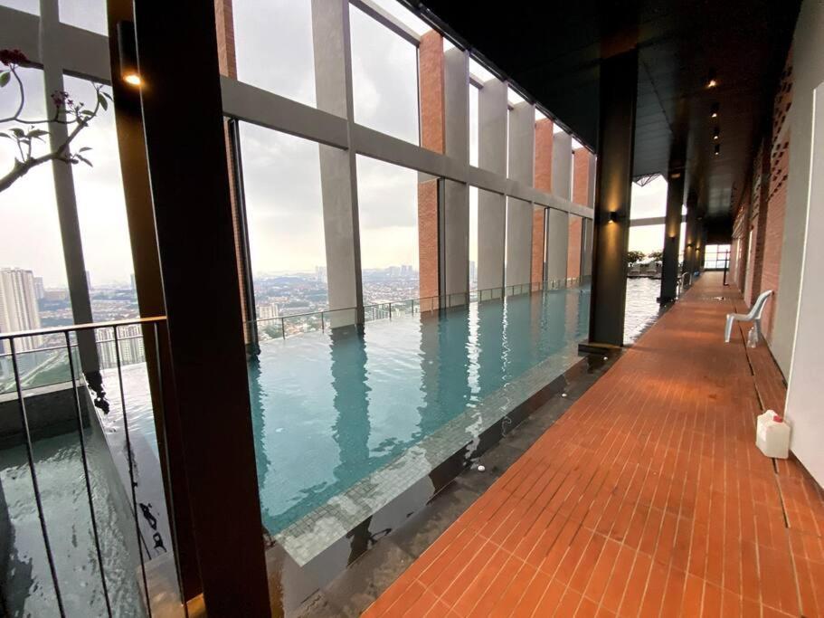 Stylish Near Mid Valley Apartment *
